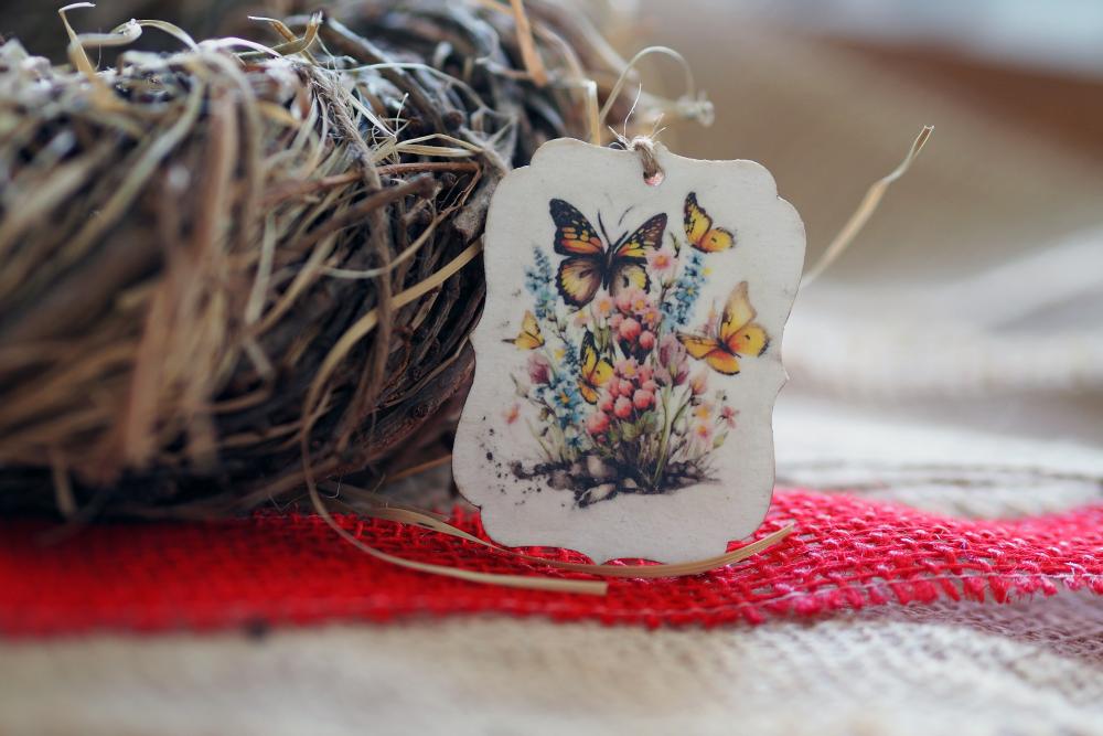 Barevný dárek na zavěšení, z dřevěné překližky.