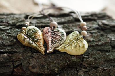 Přívěšek na krk s korálkem, přírodní motiv